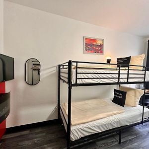 Kleine Kamer met een King Size Bed